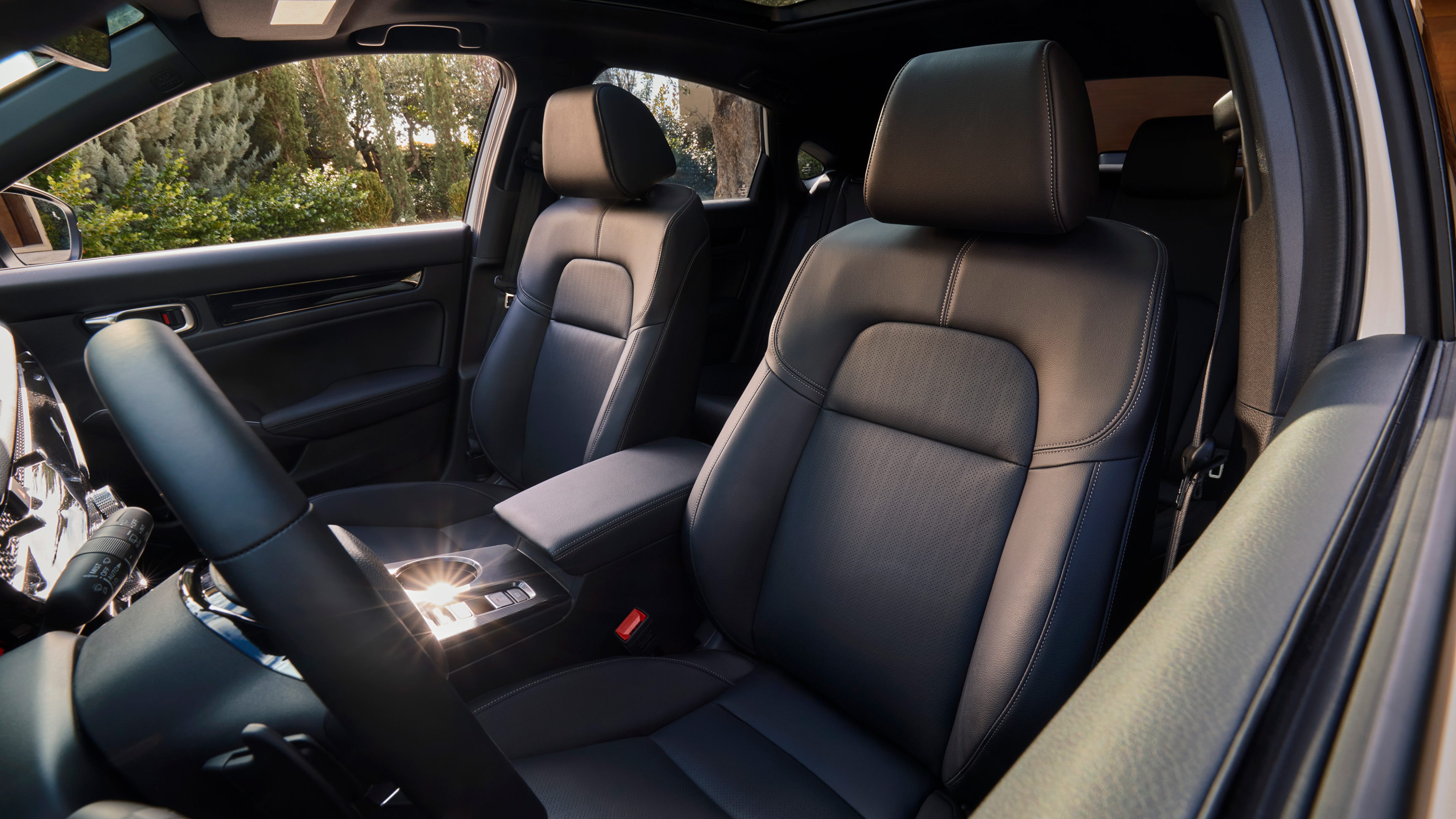 L'intérieur de la Civic Hybrid, montrant les sièges avant.